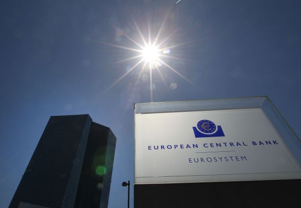L'euro se stabilise face au dollar après la réunion de la BCE