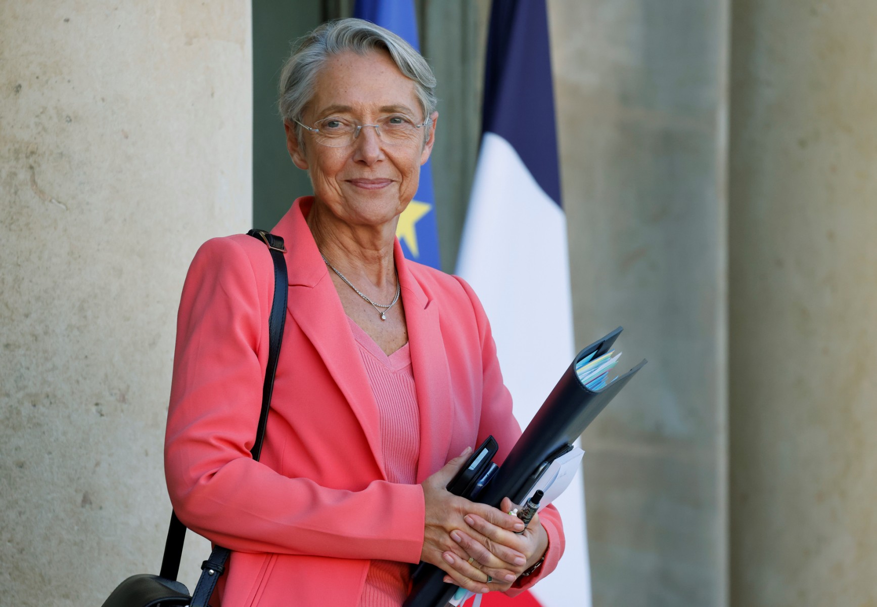 Borne dévoile son projet sans vote, au risque d'enflammer les débats