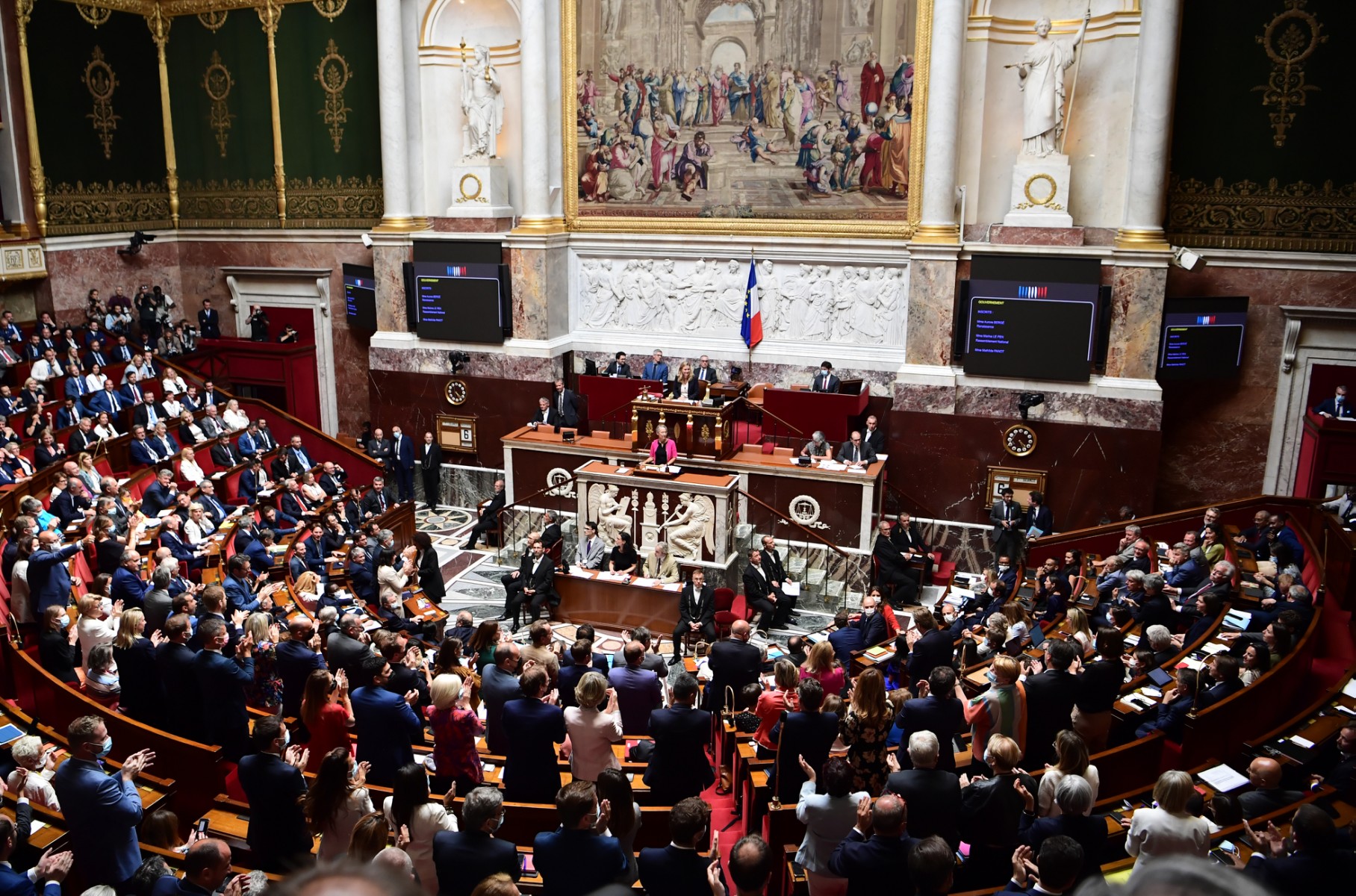 Motion de censure de gauche rejetée, le gouvernement «au travail»