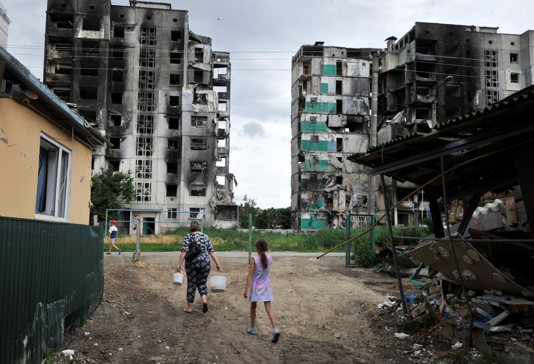 Ukraine: Poutine défie l'Otan, son armée pilonne les villes du Donbass