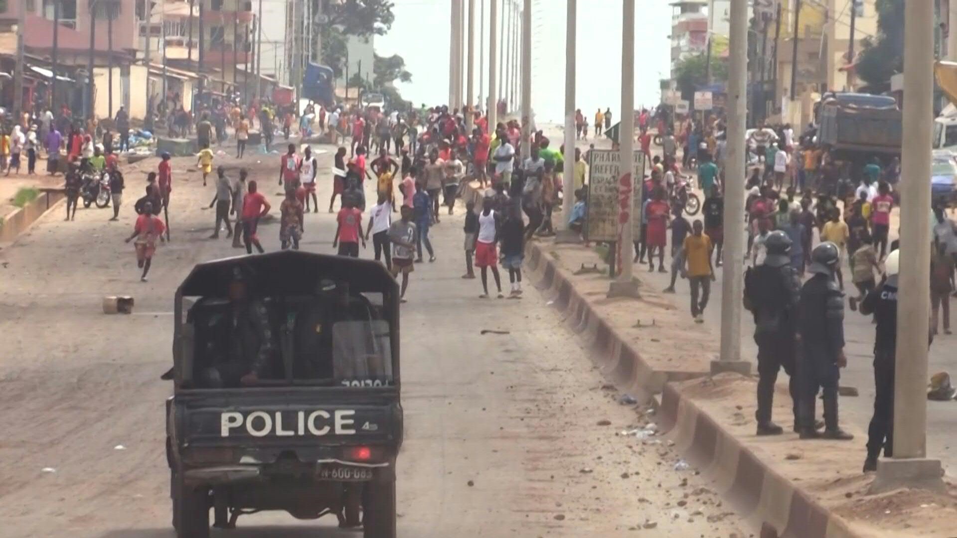 Guinée: Trois leaders d'un collectif écroués à Conakry où des manifestants défient la junte