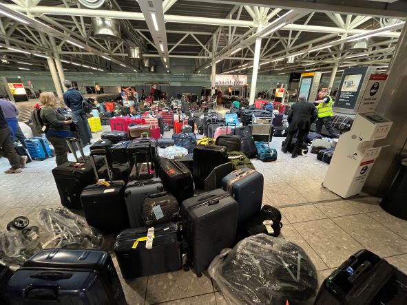 Chaos dans les aéroports: Heathrow limite le nombre de passagers quotidiens