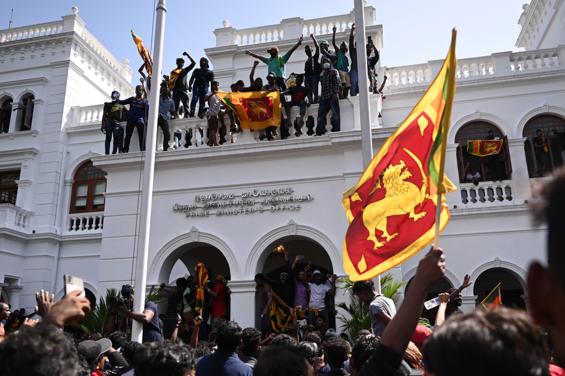 Sri Lanka: La foule envahit les bureaux du Premier ministre, le président en fuite