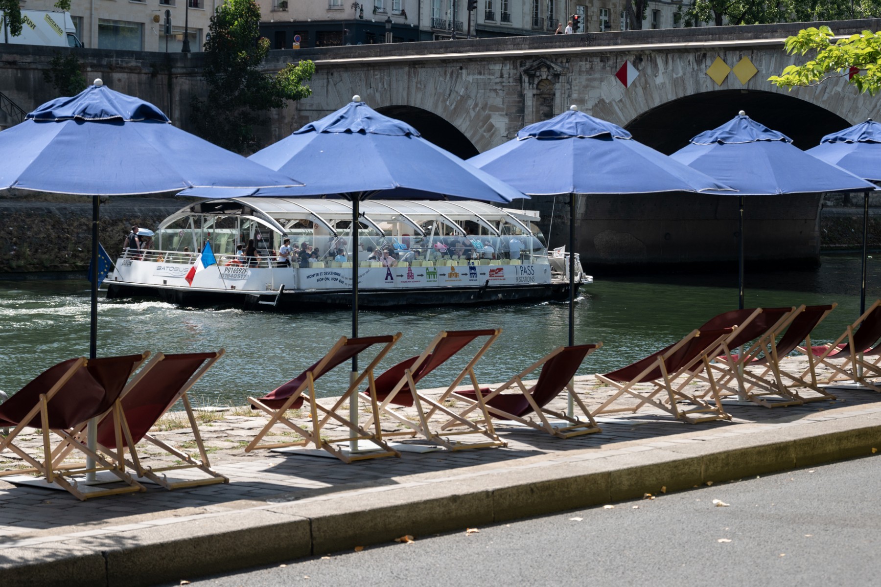 Sur la Seine, la brigade fluviale dissuade les baigneurs tentés par la chaleur