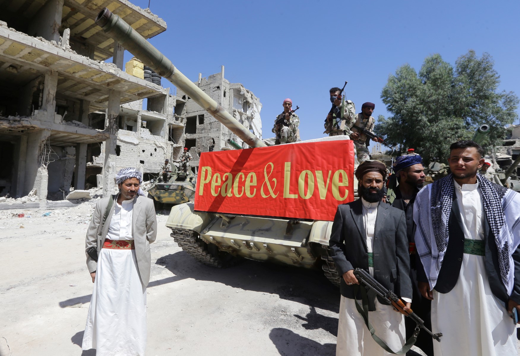 Des acteurs sont photographiés dans le quartier Hajar al-Aswad de la capitale syrienne Damas, le 14 juillet 2022, pendant le tournage d'une scène d'un film intitulé "Home Operation", une coentreprise sino-émiratie produite par l'acteur Jackie Chan et inspirée de faits réels. (Photo : Louai Beshara / AFP)