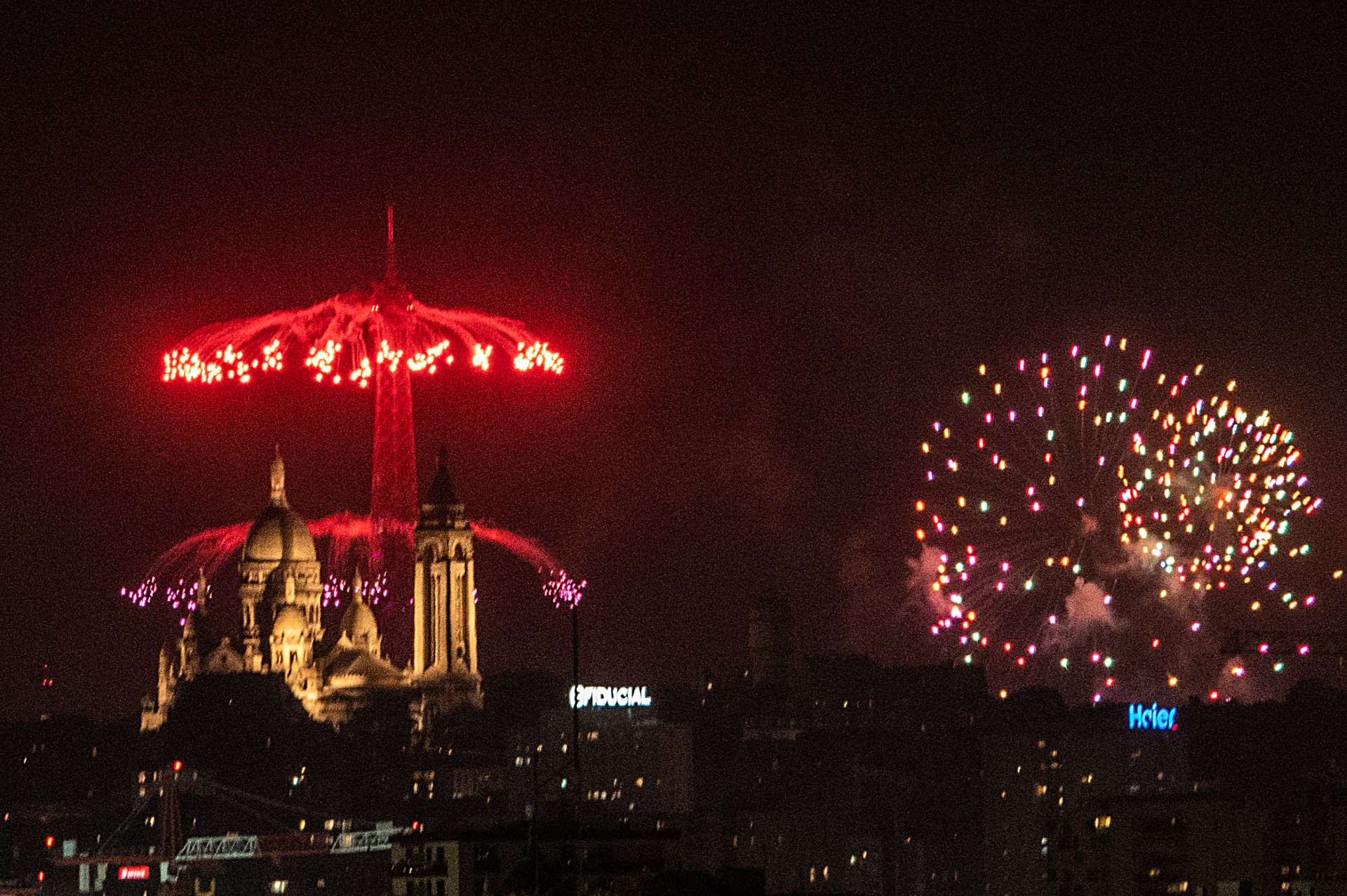 Au feu d'artifice de la Tour Eiffel, les JO 2024 en arrière-plan