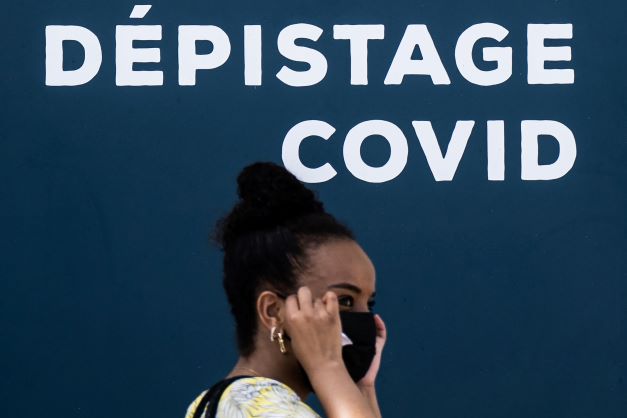 Covid-19: au nom de l'urgence sanitaire, un recul des libertés à réinterroger