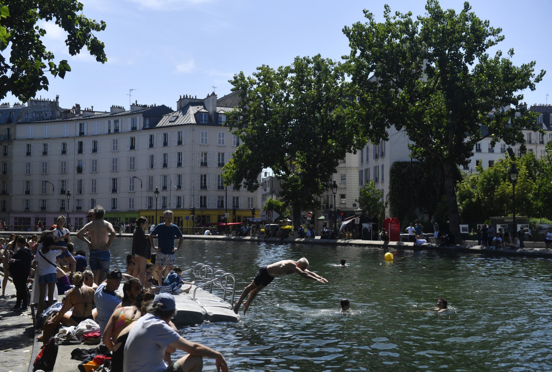 A Paris, la baisse de l'euro face au dollar fait le bonheur des touristes américains