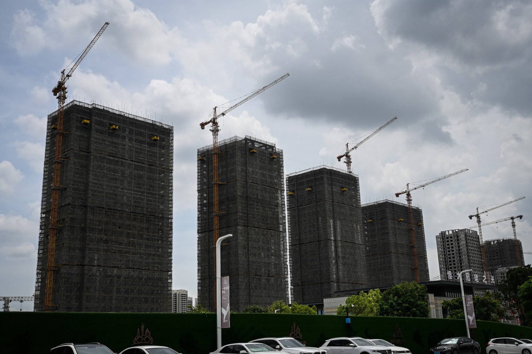 Des immeubles résidentiels Evergrande en construction à Guangzhou, dans la province méridionale du Guangdong en Chine, le 18 juillet 2022. (Photo, AFP)