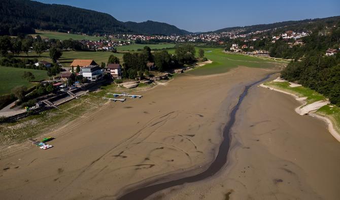 Une vue aérienne montre le lit asséché du lac des Brenets, une partie du Doubs, une frontière naturelle entre l'est de la France et l'ouest de la Suisse, aux Brenets le 18 juillet 2022. (AFP)