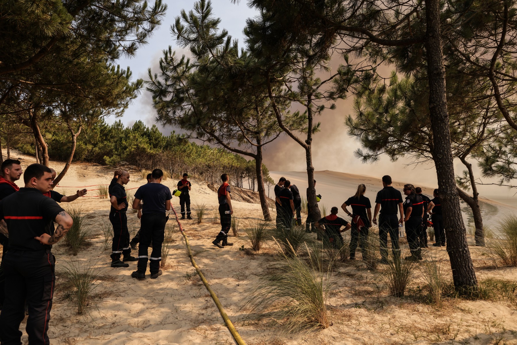 Dans la chaleur et les fumées, 16 000 personnes évacuées à cause des feux en Gironde
