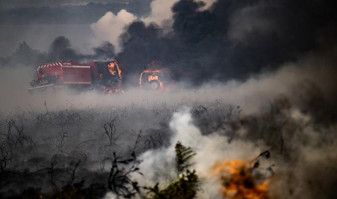 Une photo prise le 19 juillet 2022 montre des camions de pompiers brûlant lors d'un incendie de forêt sur le Mont d'Arrées, à l'extérieur de Brasparts, dans l'ouest de la France (Photo, AFP)