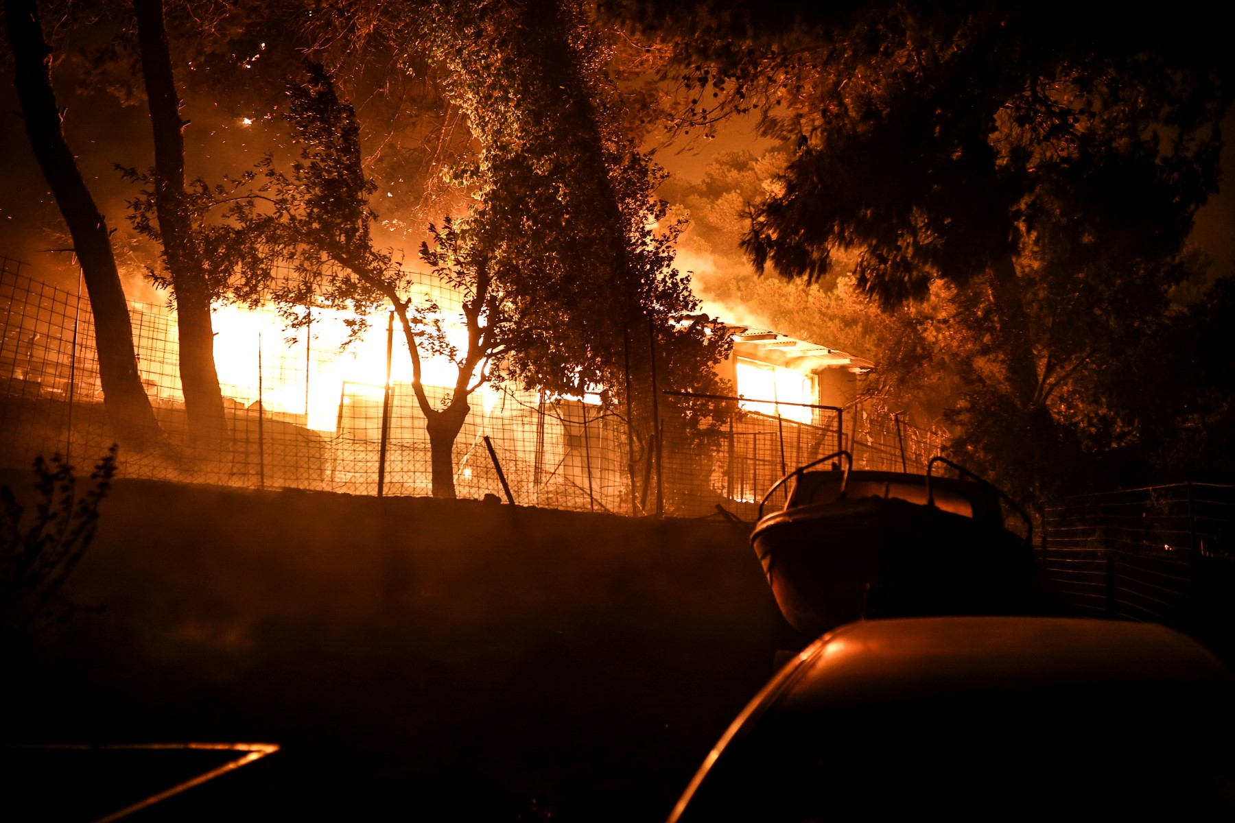 Grèce: pas de répit dans la bataille contre le feu près d'Athènes