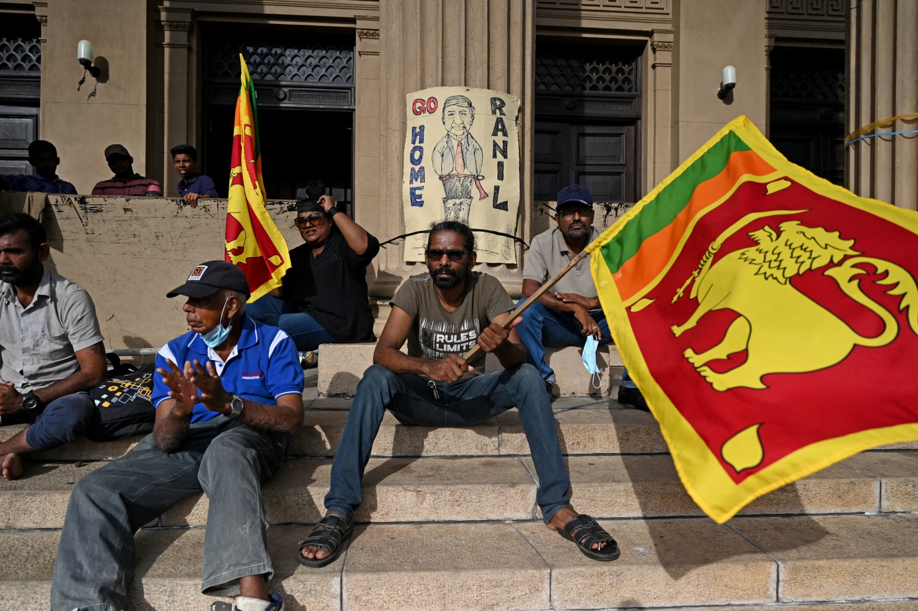 Sri Lanka: la longue attente des candidats à l'émigration pour un passeport