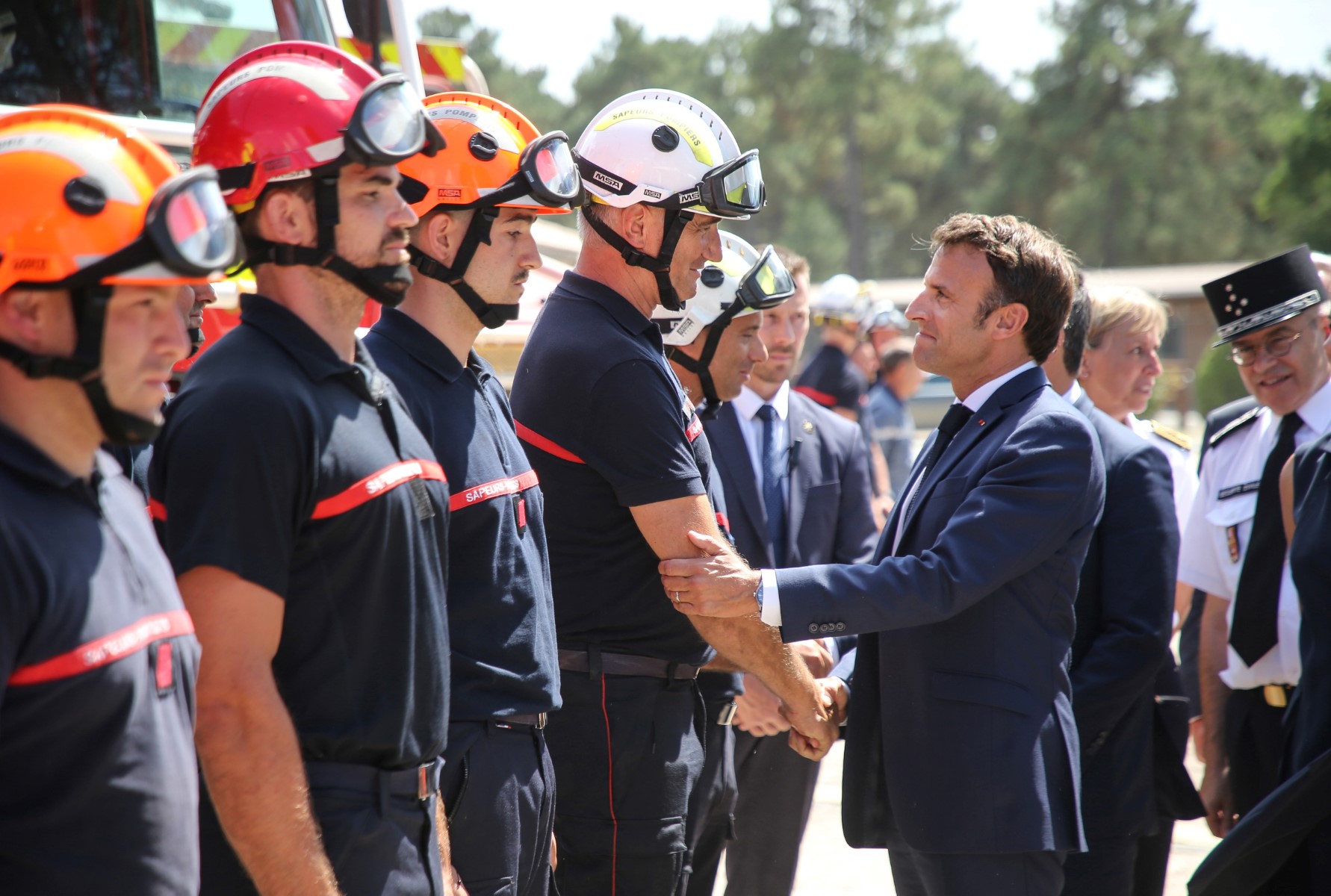 A La Teste-de-Buch, Macron promet des avions supplémentaires contre les feux