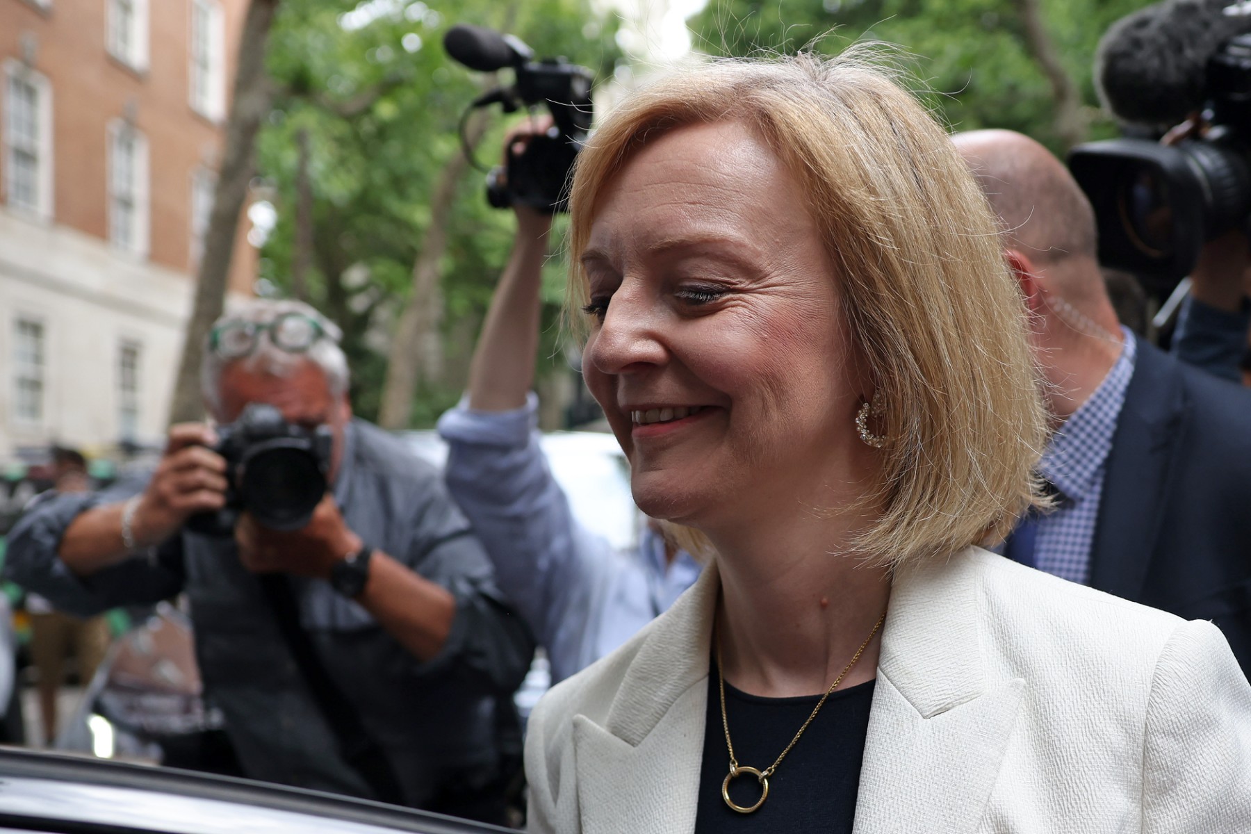 Liz Truss donnée favorite contre Rishi Sunak dans la course à Downing Street