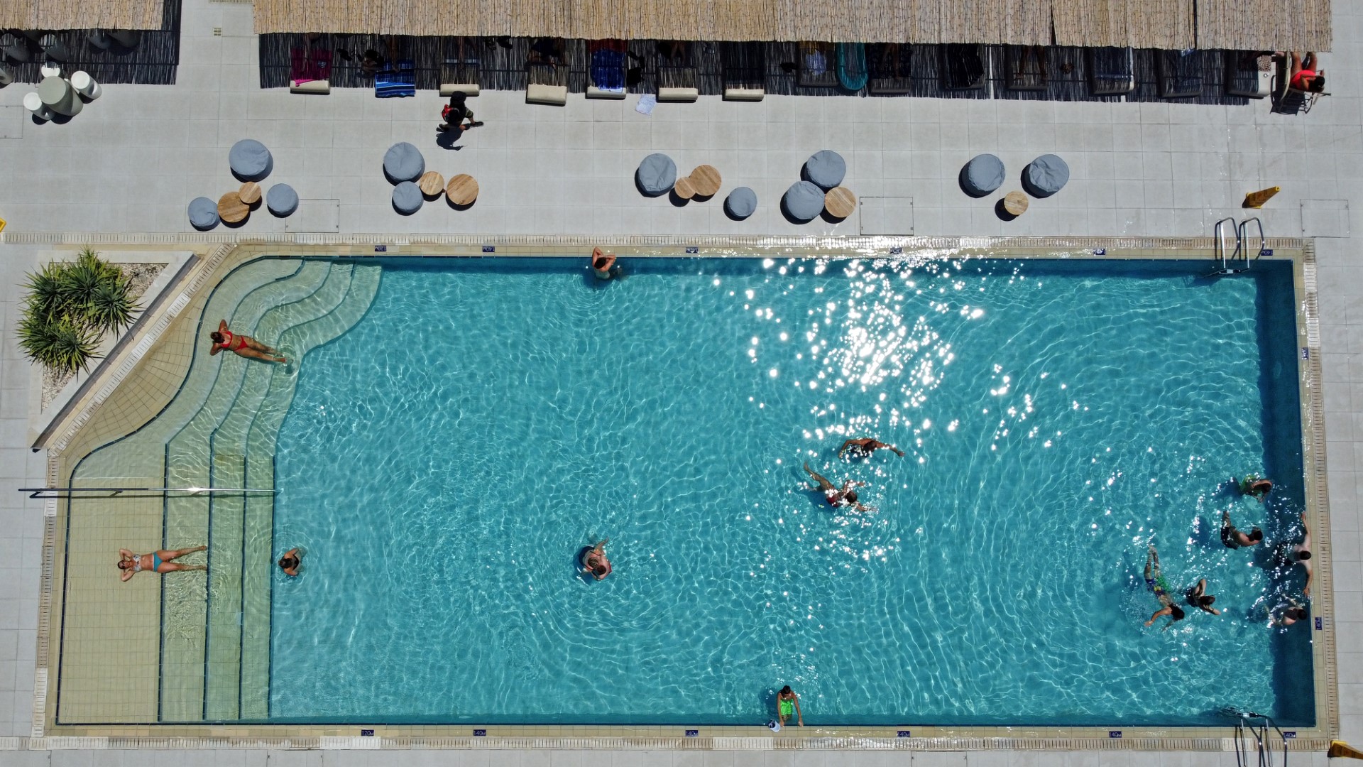 Une photo aérienne montre une vue de touristes à la piscine de l'hôtel Napa Mermaid dans la station balnéaire chypriote d'Ayia Napa, l'une des principales destinations touristiques de l'île méditerranéenne, le 21 juillet 2022. (Photo par Etienne Torbey / AFP)