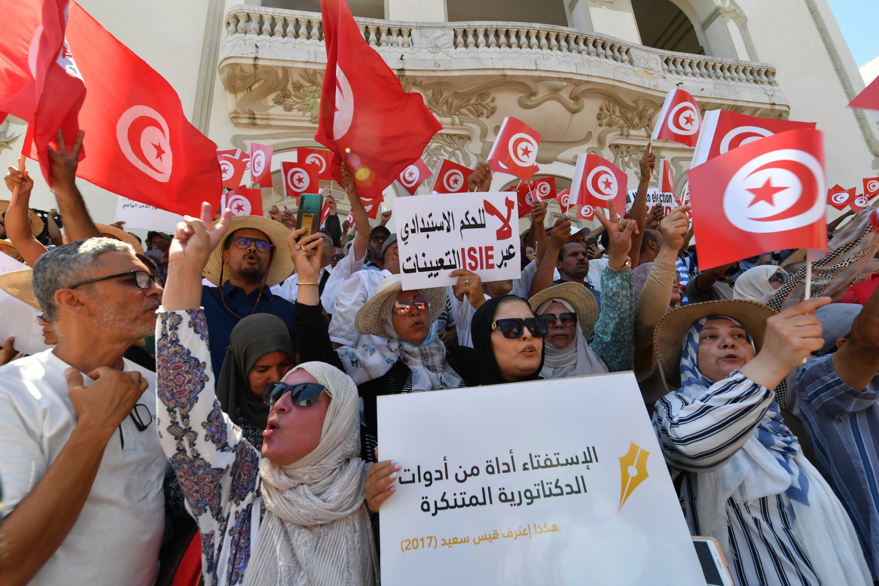 Tunisie: plusieurs centaines de manifestants contre la Constitution de Kais Saïed