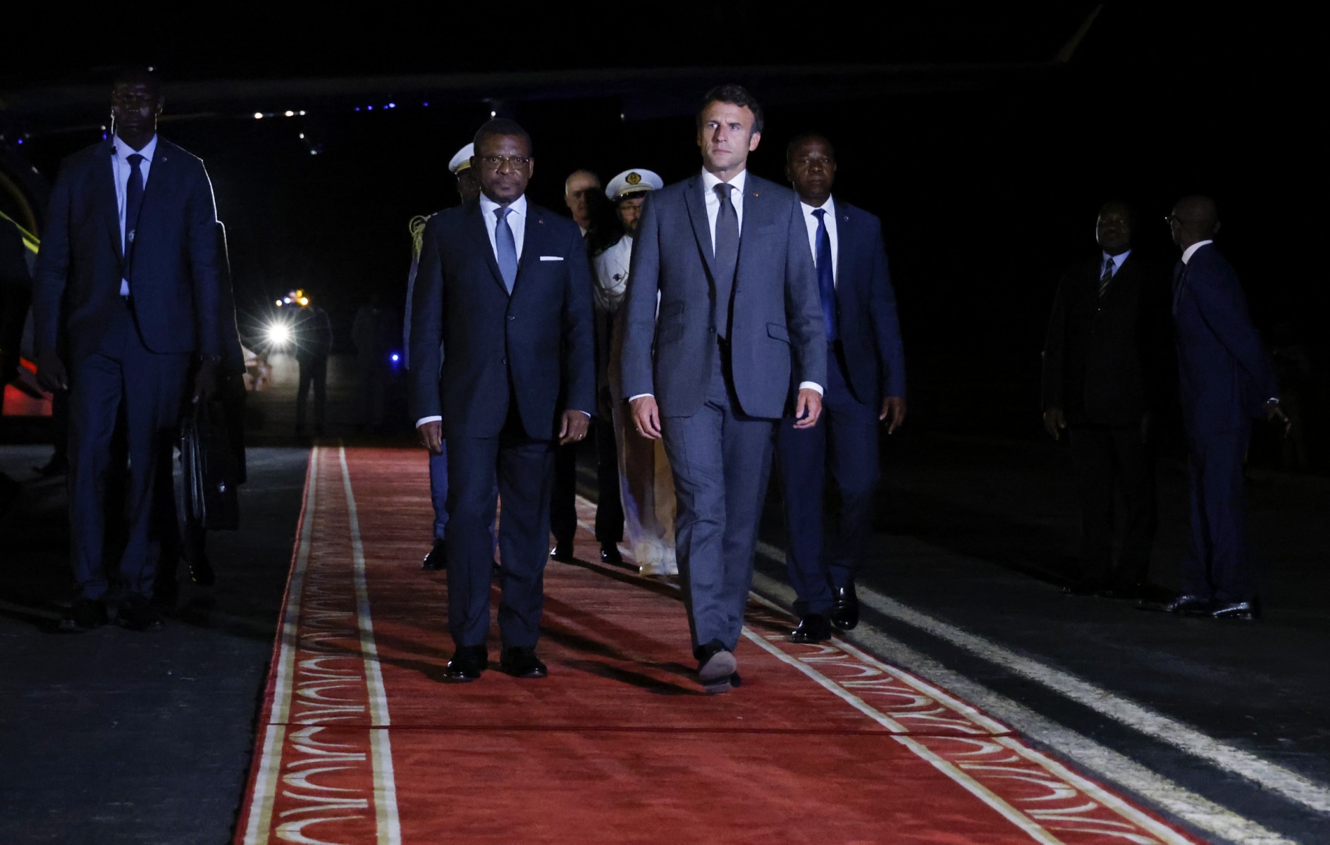 Macron est arrivé au Cameroun, première étape d'une tournée en Afrique