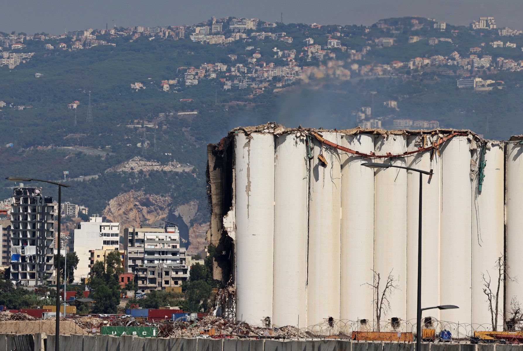 Liban: des silos à grains du port de Beyrouth risquent de s'effondrer, selon le Premier ministre