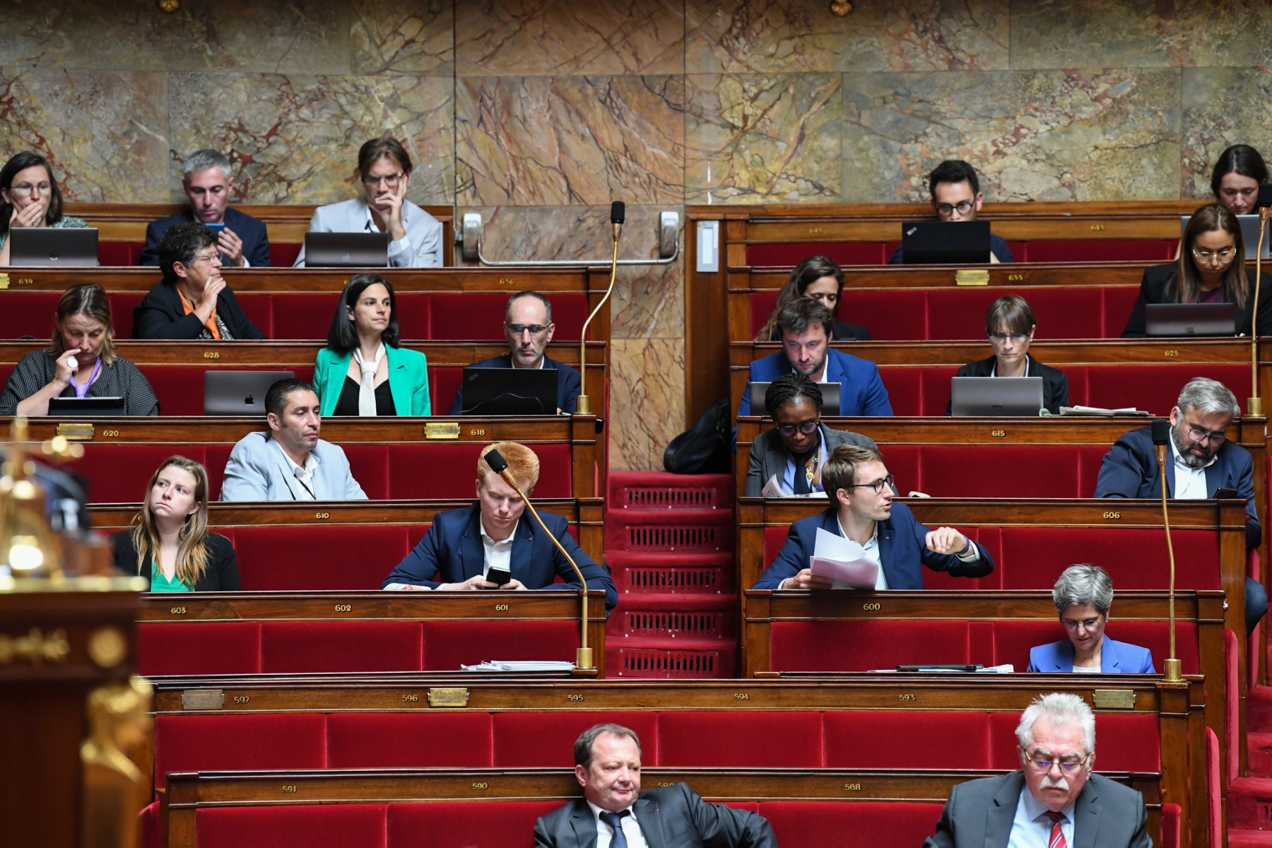 L'Assemblée nationale a voté mardi, contre l'avis du gouvernement, une revalorisation supplémentaire de 500 millions d'euros pour les pensions de retraite, dans le cadre de l'examen du projet de budget rectifié pour 2022 (AFP)