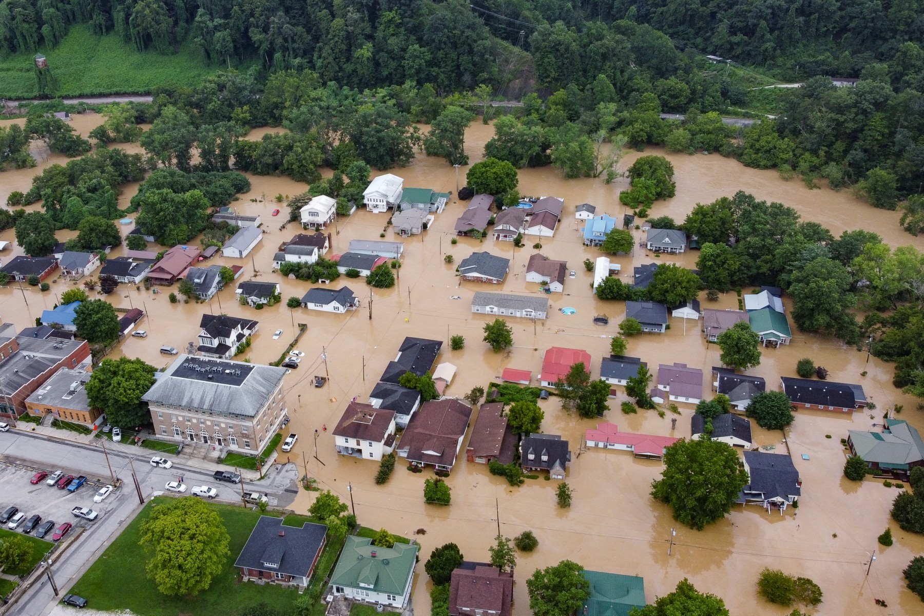 Dans le Kentucky inondé, du porte-à-porte pour compter les morts