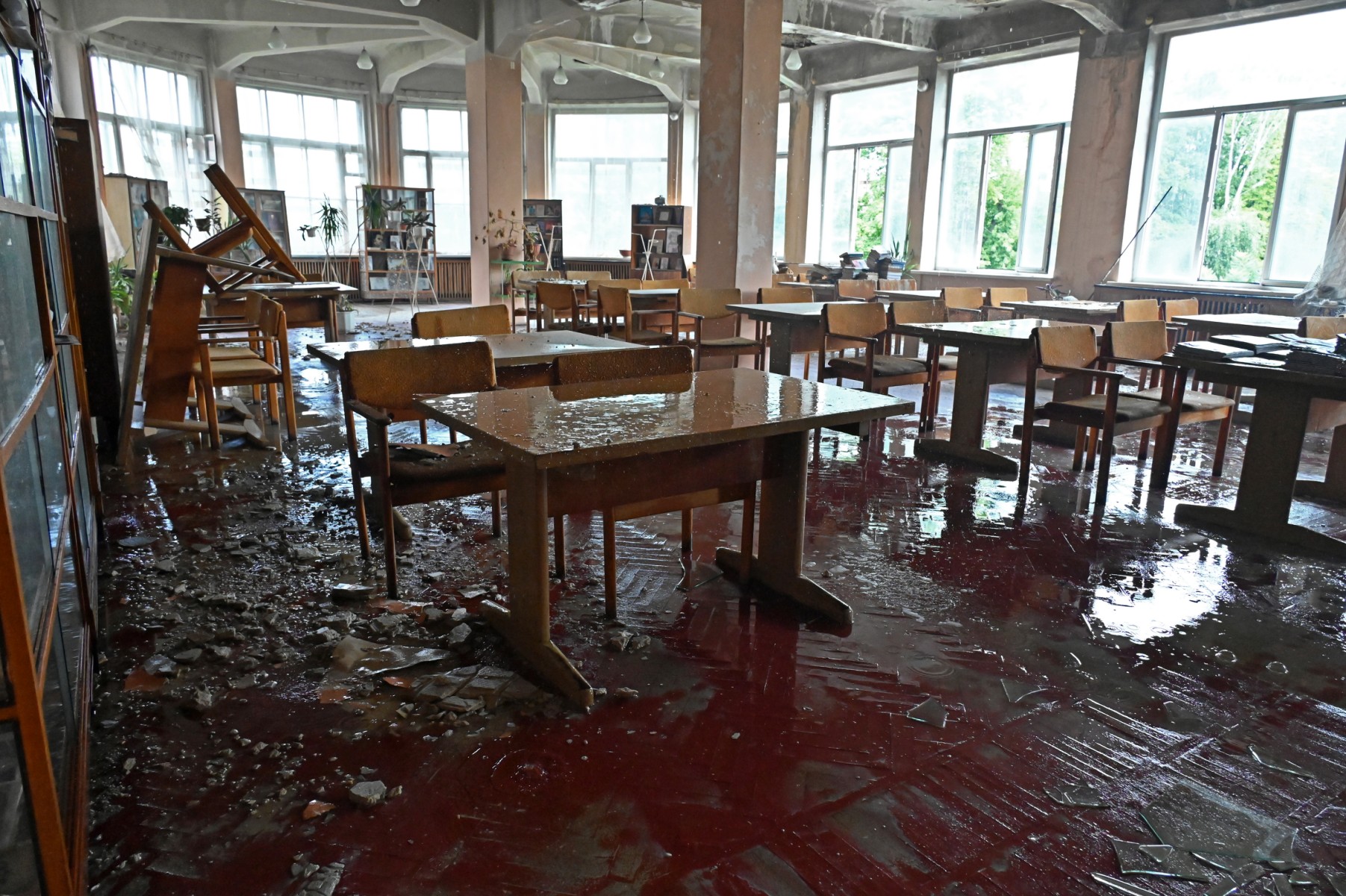 Cette photo prise le 30 juillet 2022 montre une salle de classe endommagée dans une école professionnelle après un tir de missile dans la ville ukrainienne de Kharkiv, le 30 juillet 2022, en pleine invasion russe de l'Ukraine. (Photo de Sergey Bobok / AFP)