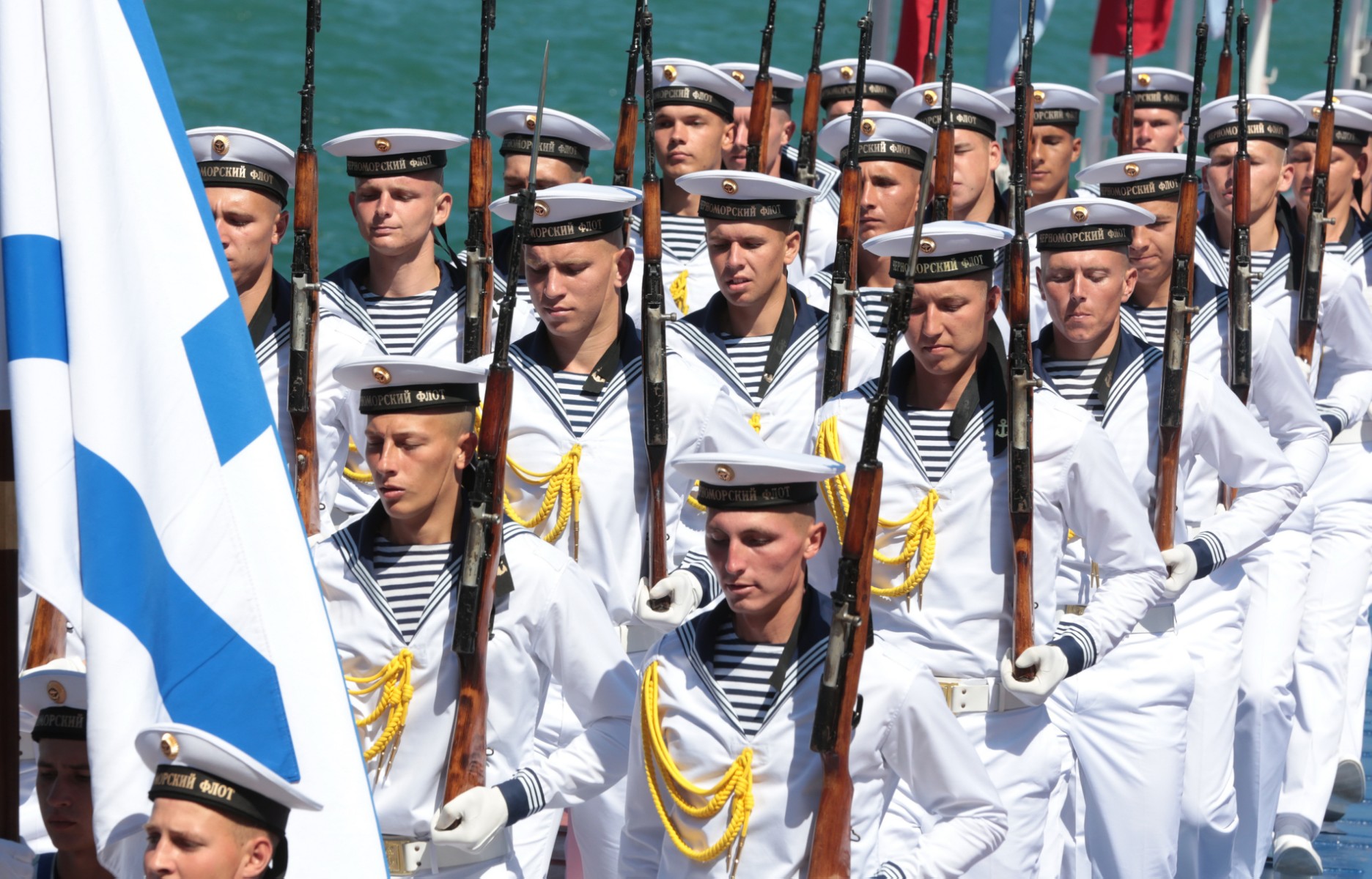 Sur cette photo d'archive prise le 30 juillet 2017, des marins de la marine russe défilent lors de la célébration de la Journée de la marine russe à Sébastopol en Crimée. (Photo par Stringer / AFP)