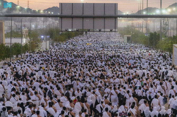 Les pèlerins du Hajj retournent à Mina en passant par Muzdalifah avant le coucher du soleil. (SPA)