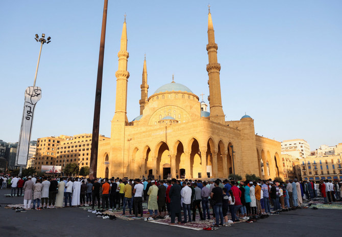 Les musulmans prient le premier jour de l’Aïd al-Adha devant la mosquée Al-Amine au centre-ville de Beyrouth, au Liban, le 9 juillet 2022. (Reuters/Mohammed Azakir)
