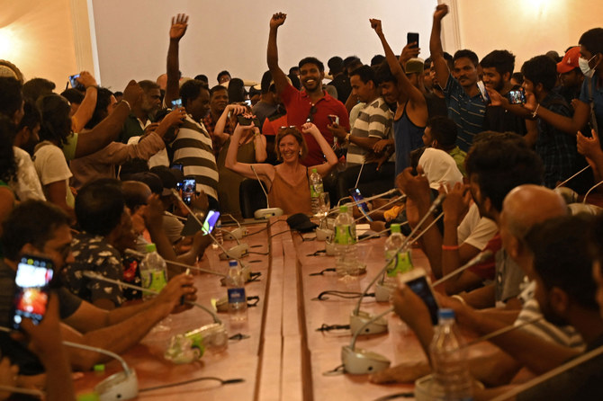 Sri Lanka: les manifestants qui occupent le palais entendent rester jusqu'au départ du président
