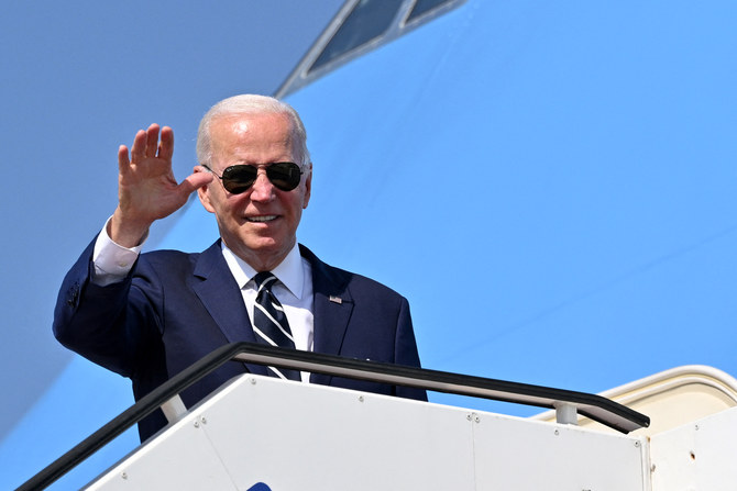 Le président américain Joe Biden salue avant de monter à bord d'Air Force One pour quitter l'aéroport Ben Gourion d'Israël. (MANDEL NGAN/AFP)
