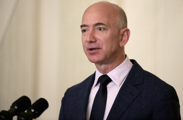 Passe d'armes entre Jeff Bezos et la Maison Blanche sur les prix de l'essence