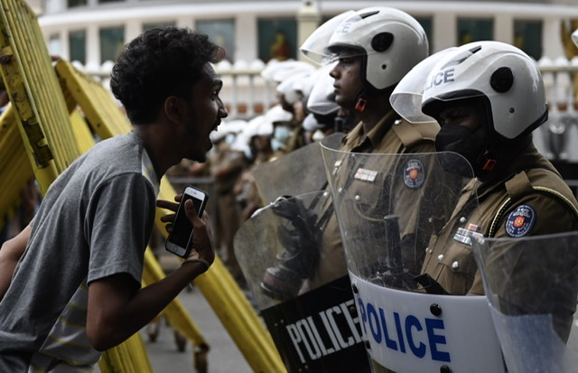 Sri Lanka: Le campement de la contestation brutalement démantelé, inquiétudes pour la dissidence