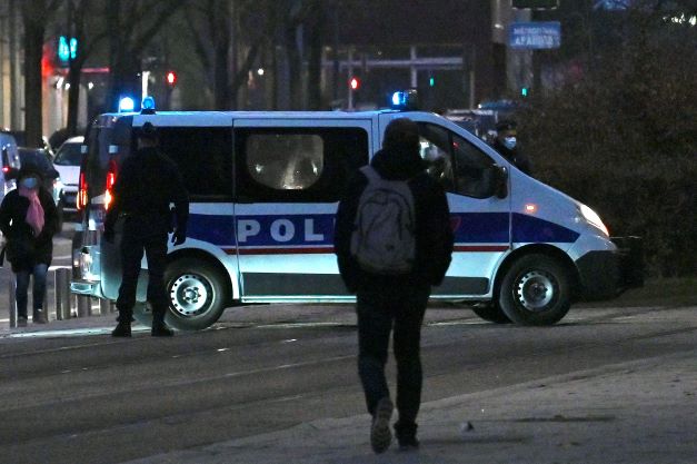 Grenoble: les parents de l'homme tué par un policier portent plainte