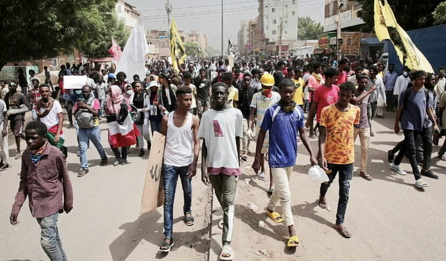 Au Soudan, des milliers de manifestants crient «A bas Burhane»