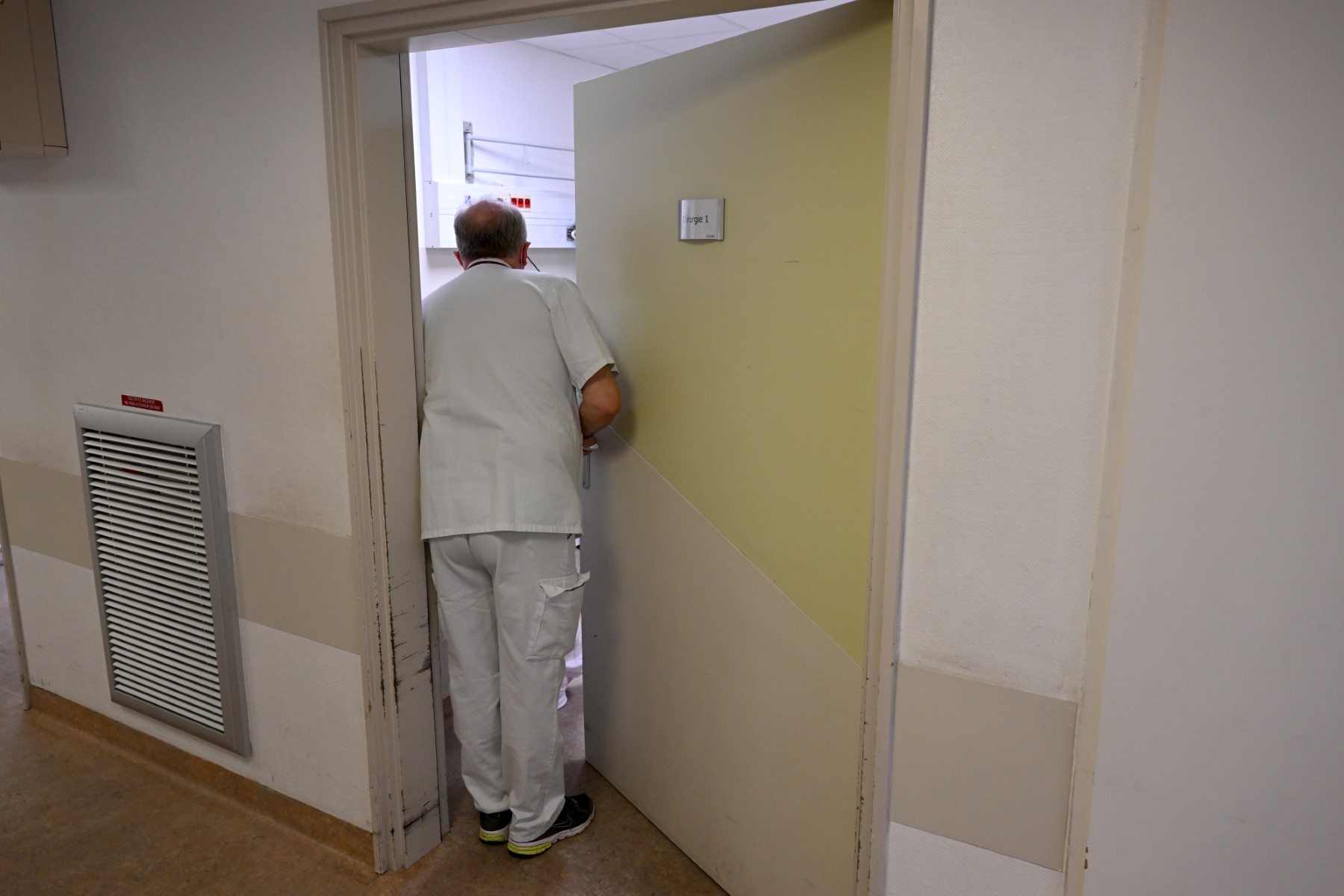 Nord: faute de médecins, des retraités renfilent la blouse