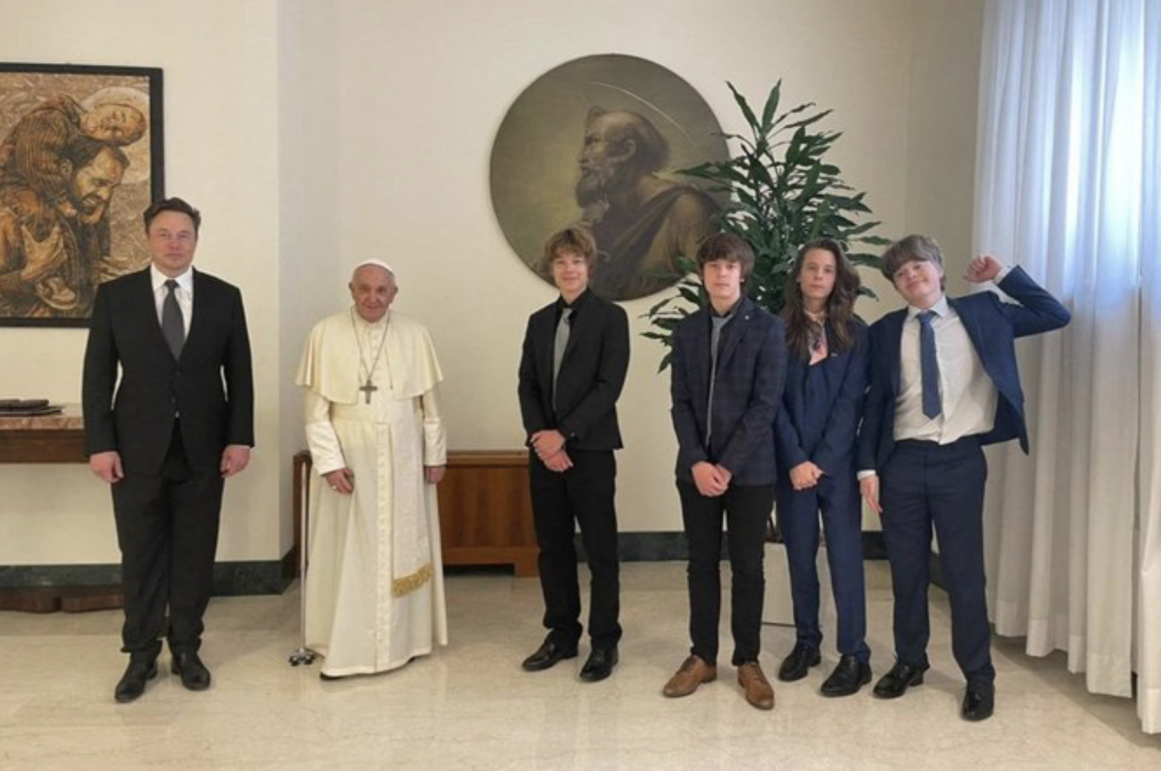 Elon Musk rompt son silence sur Twitter avec une photo de lui et du pape