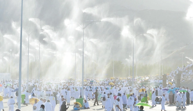 Les autorités et les bénévoles aident les pèlerins du Hajj à se rafraîchir