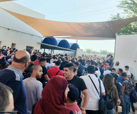Le passage de l'humiliation: les Palestiniens soufrent des retards et des embouteillages