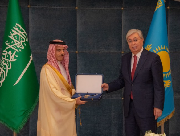 Le roi Salmane récipiendaire de la plus haute distinction du Kazakhstan