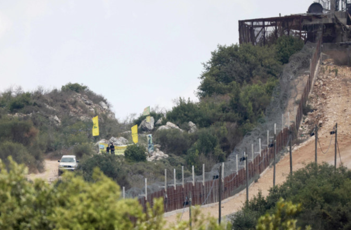 Sur cette photo prise le 3 juillet 2022, on voit la frontière entre Israël et le Liban à proximité du kibboutz de Shtula, en Israël. (AFP)