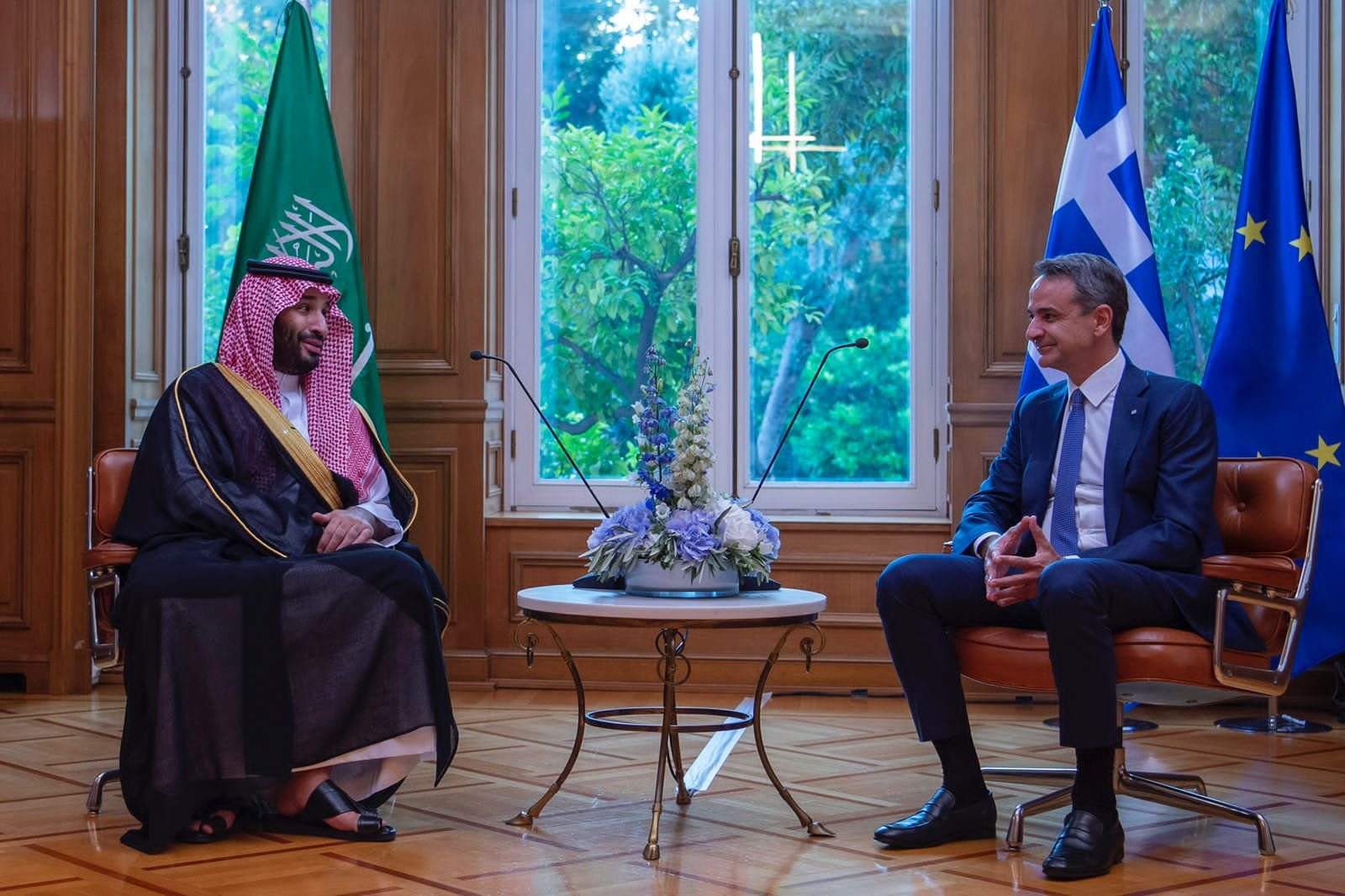 Le prince héritier saoudien s’entretient avec le Premier ministre grec lors d’une visite officielle