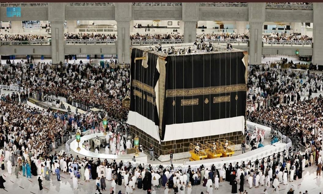 Installation d'une nouvelle couverture de la Kaaba à la veille de l’Hégire 1444 (SPA)
