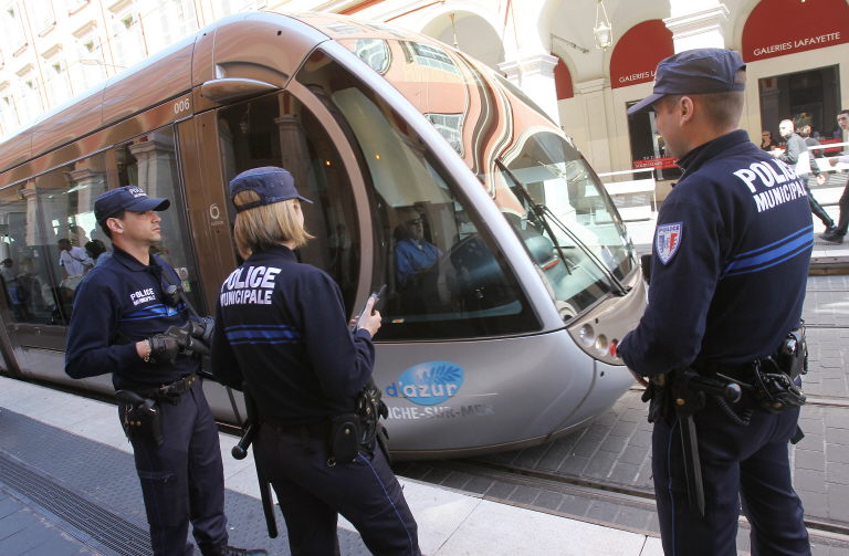 Covid: l'arrêté niçois imposant le retour du masque dans les transports suspendu par la justice
