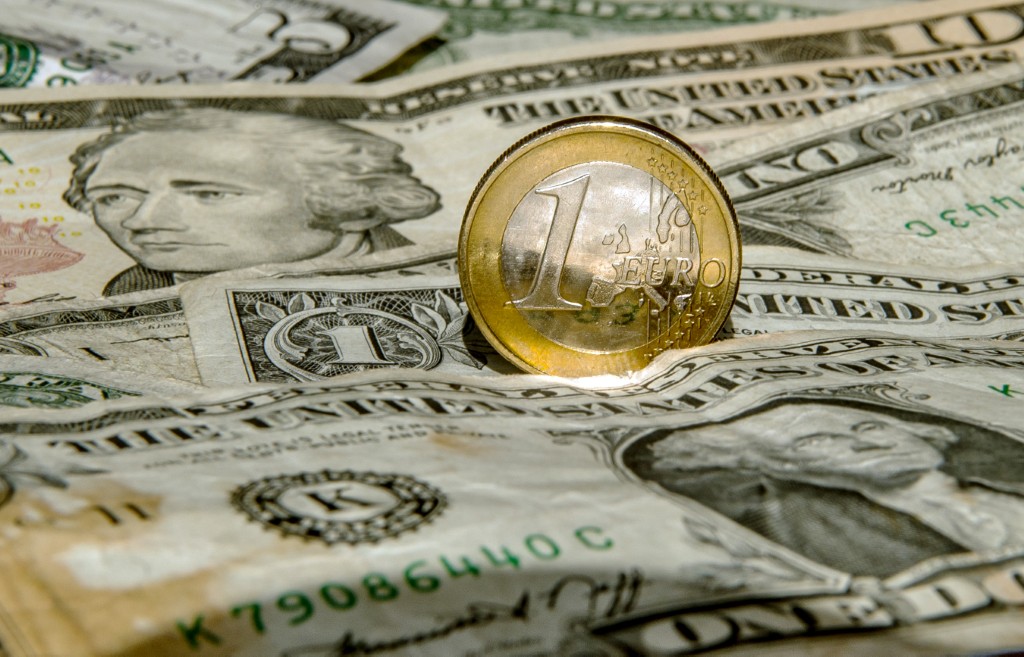 Nouveau plus bas de l'euro face au dollar depuis 19 ans