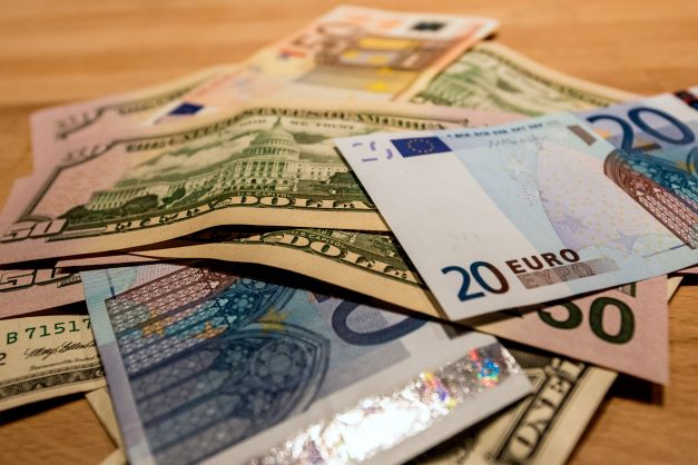 L'euro passe sous 1,02 dollar, une première depuis 2002