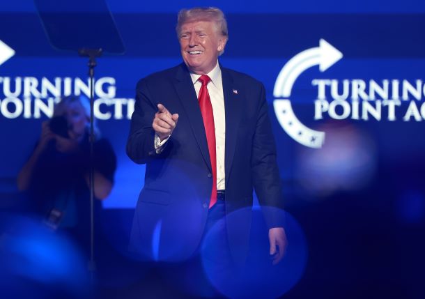 De retour à Washington, Trump joue avec l'idée de se représenter en 2024