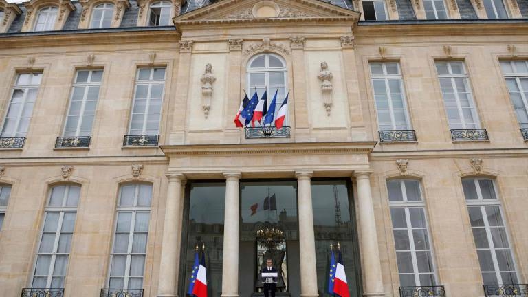 France: le nouveau gouvernement dévoilé, l'opposition maintient la pression