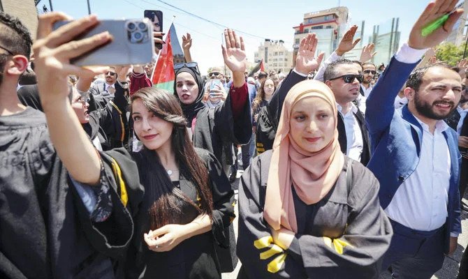 Les avocats palestiniens intensifient leurs protestations contre la gouvernance par «décret» d’Abbas